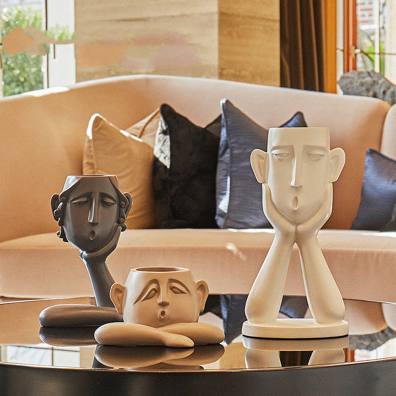 Vase décoratif en céramique avec visage humain abstrait