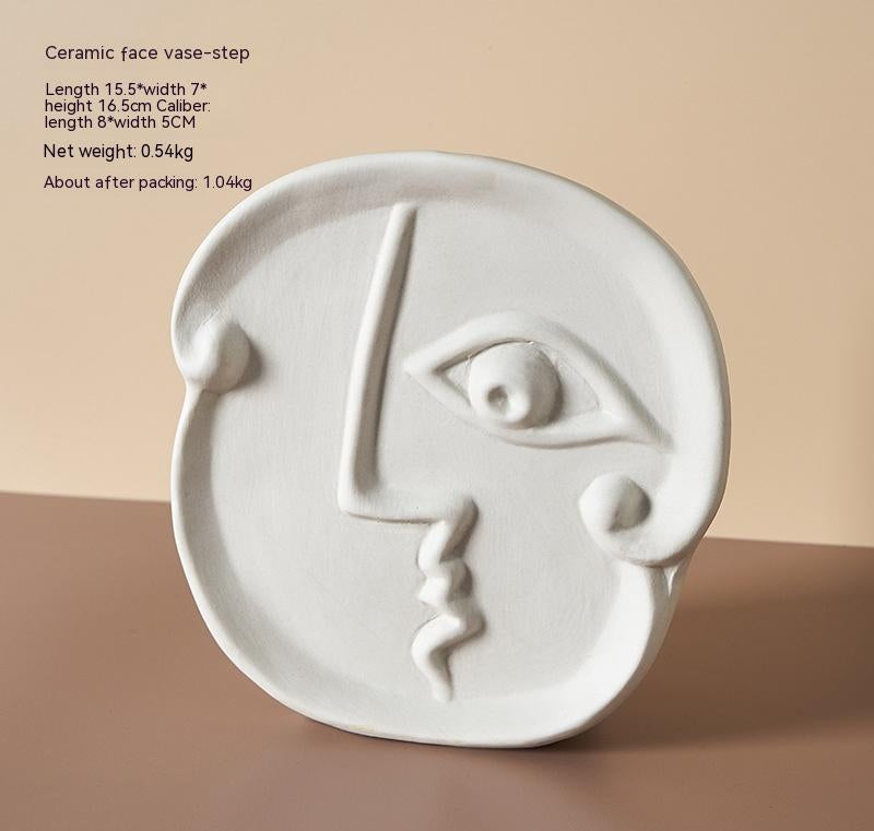 Vase en céramique avec visage abstrait