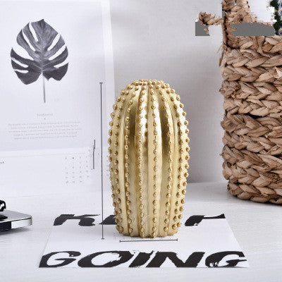 Decorazione artigianale in resina dorata