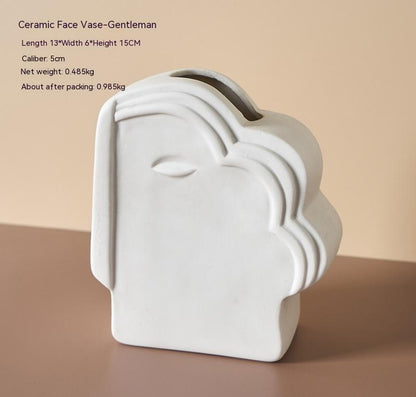 Vase en céramique avec visage abstrait