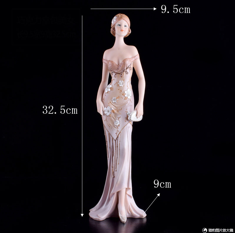 Sculpture de femme élégante 