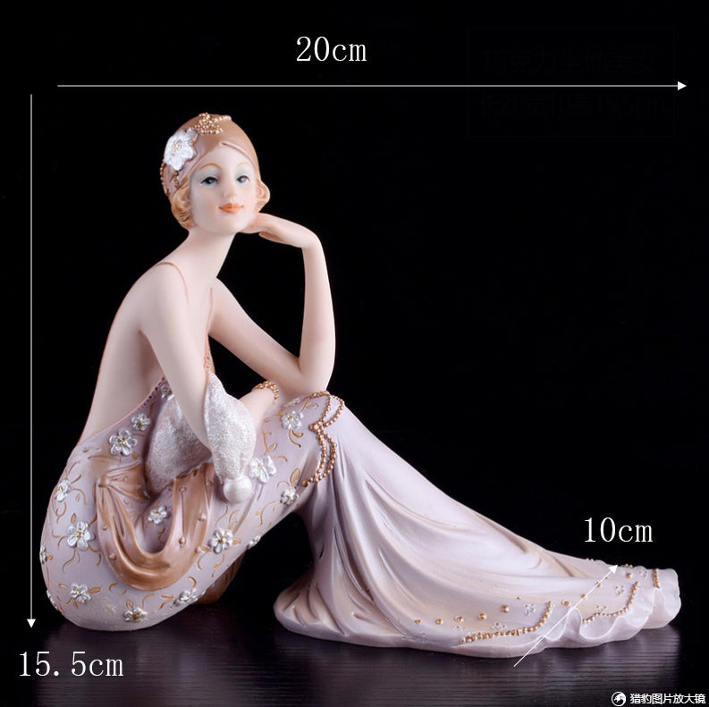 Sculpture de femme élégante 