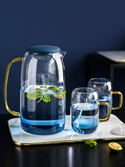 Ensemble bouteille d'eau et verre